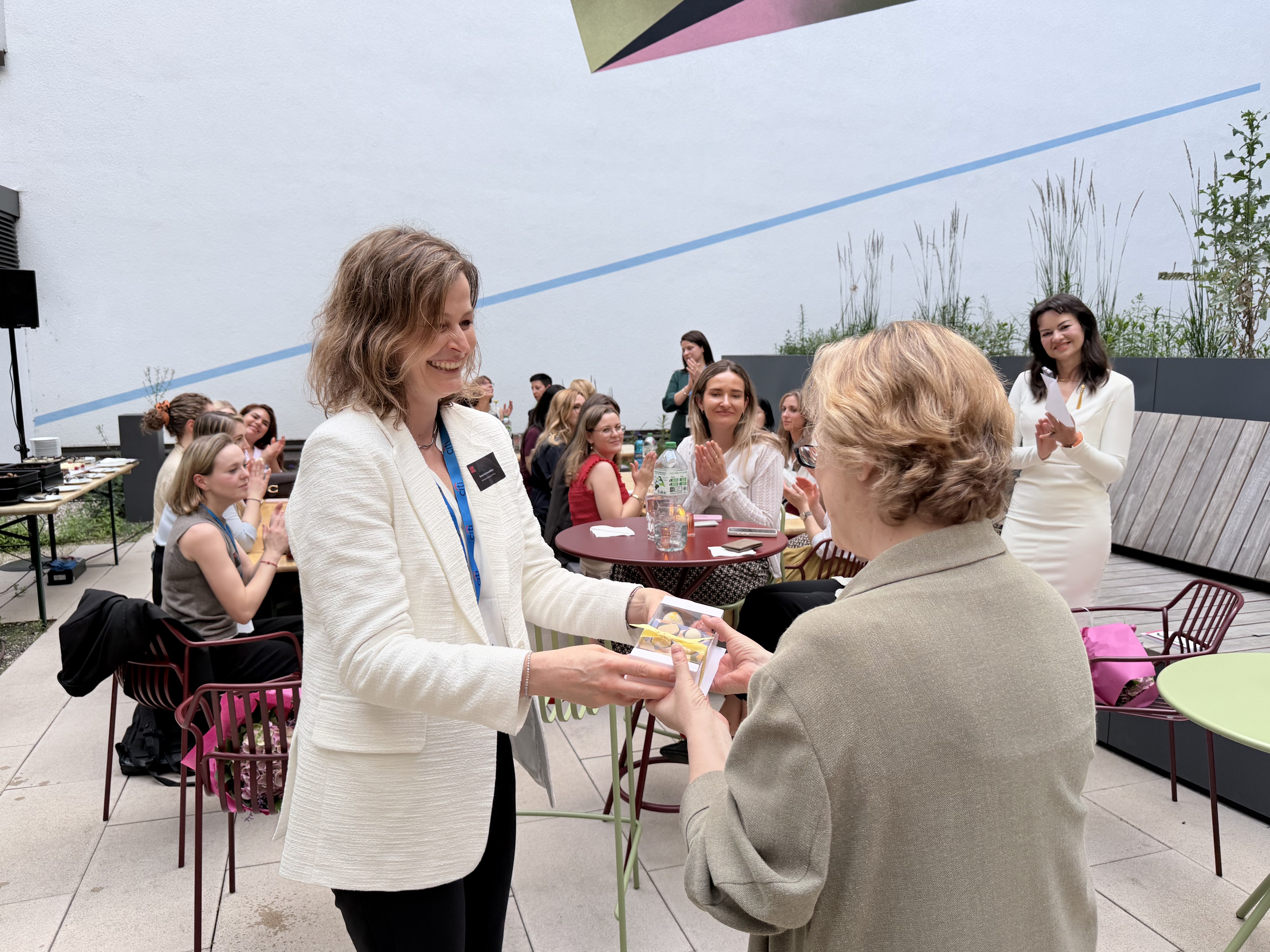 Sarah Schmidtke übergibt Silvia Carpitella Abschiedsgeschenk