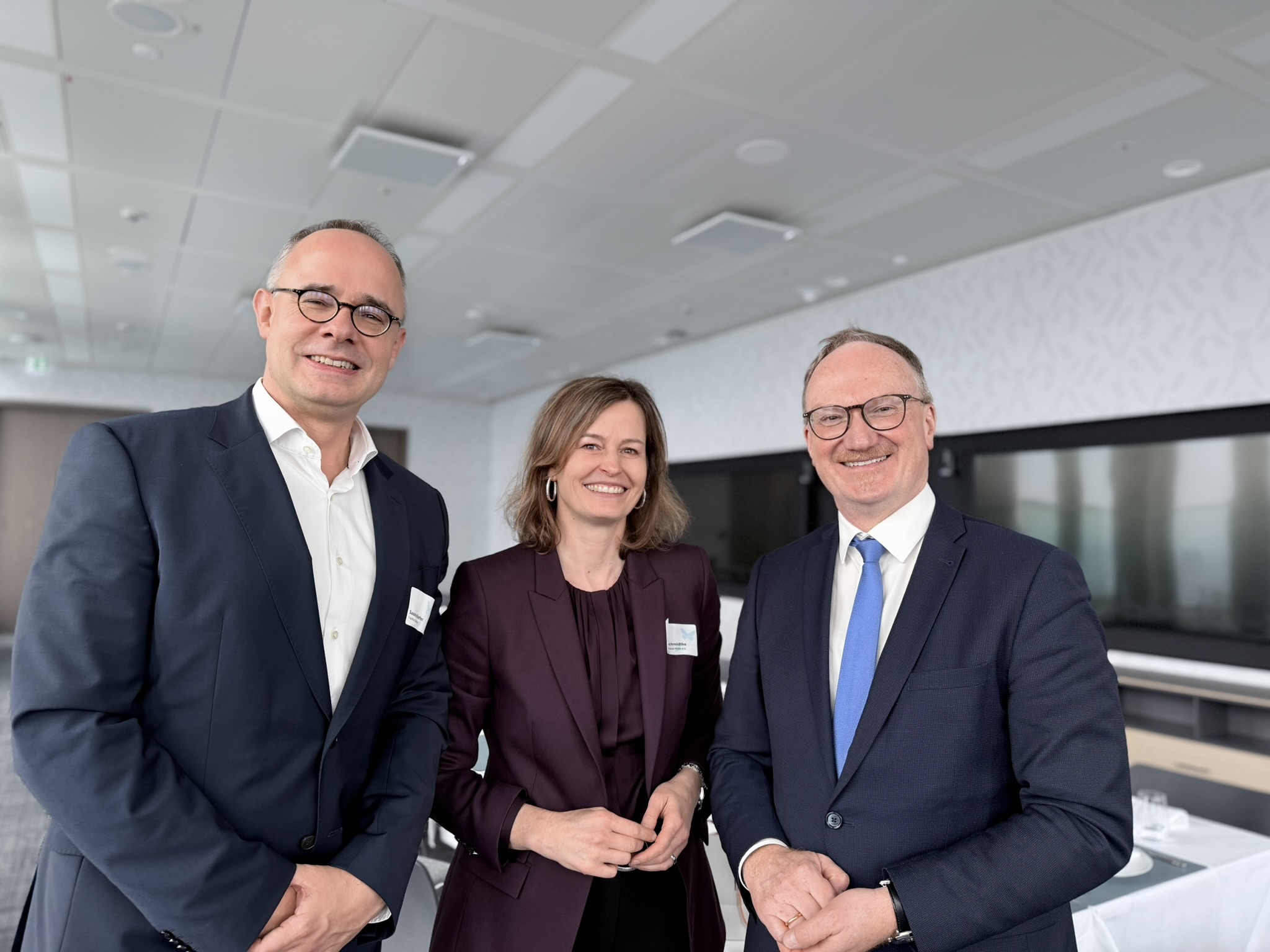 Gruppenfoto von Sascha Steffen, Sarah Schmidtke und Prof. Dr. Dr. h.c. Lars P. Feld